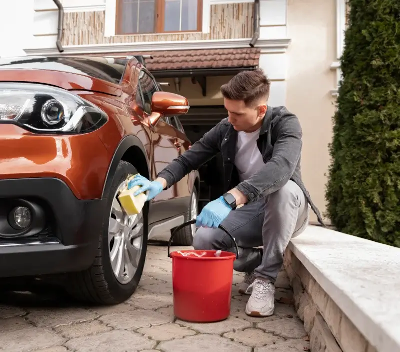 Lavage auto à domicile Faux-Mazuras : professionnel intervenant sur un véhicule
